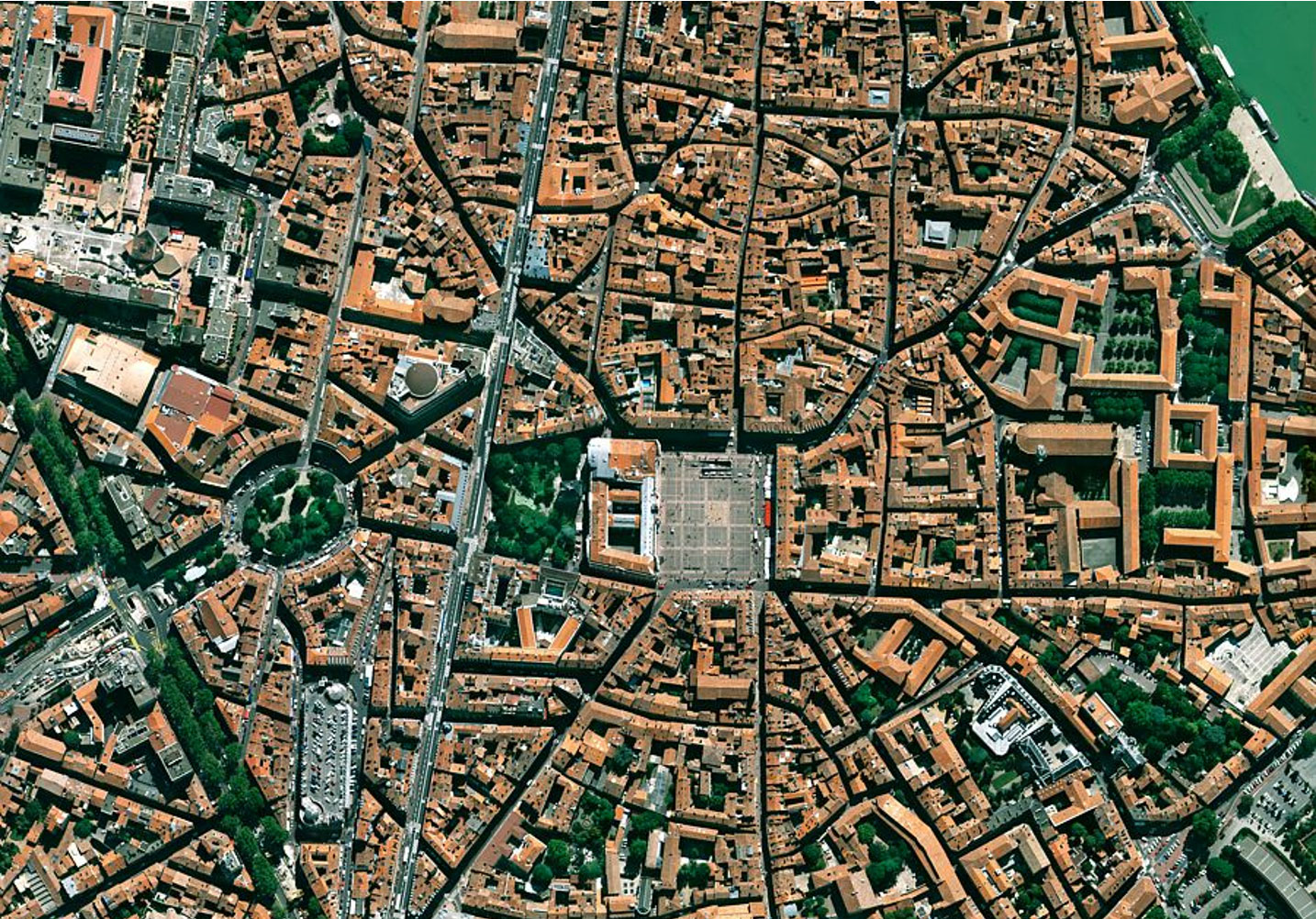 Photographie verticale du centre de Toulouse